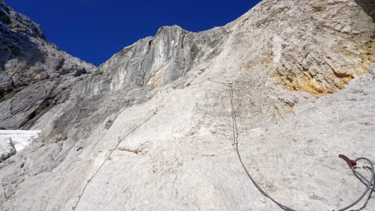 Der obere Klettersteig nach dem Gletscher (B/C). Der Zustand der Randkluft ließ heute nur einen Übergang bei dem rechten Kabel zu.
