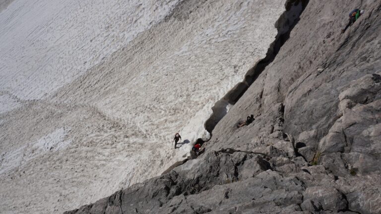 Übergang vom Gletscher auf den Klettersteig. Die Randkluft wird oft auf wenig vertrauenserweckenden Brücken überwunden.