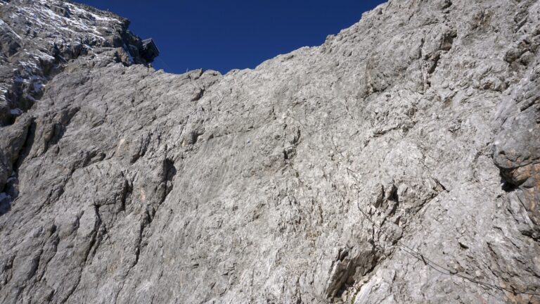 Die Bergstation wirkt zum Greifen Nahe, aber es zieht sich...