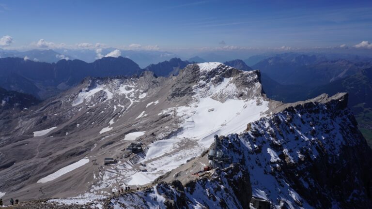 Zugspitzplatt mit Deutschlands zweitgrößtem Gletscher, dem Schneeferner und dem Skigebiet