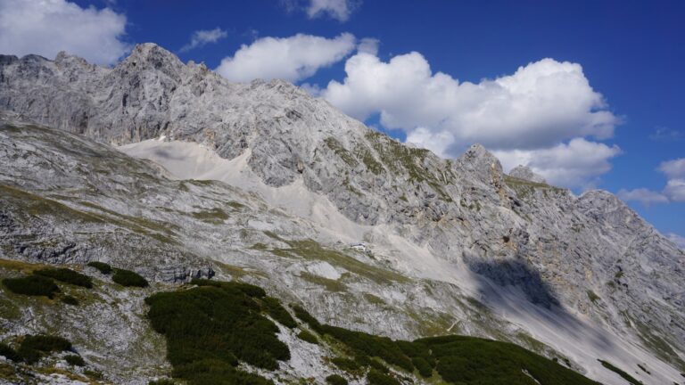 Rückblick auf die Knorrhütte unter dem Jubiläumsgrat