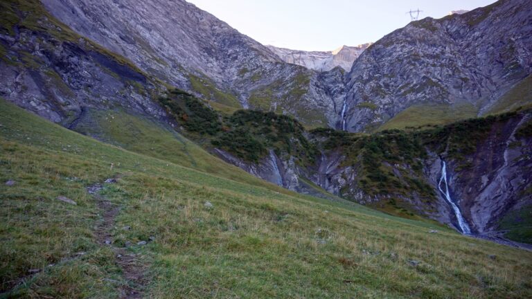 Aufstieg zur Martinsmadhütte. Diese thront über dem obersten Wasserfall.
