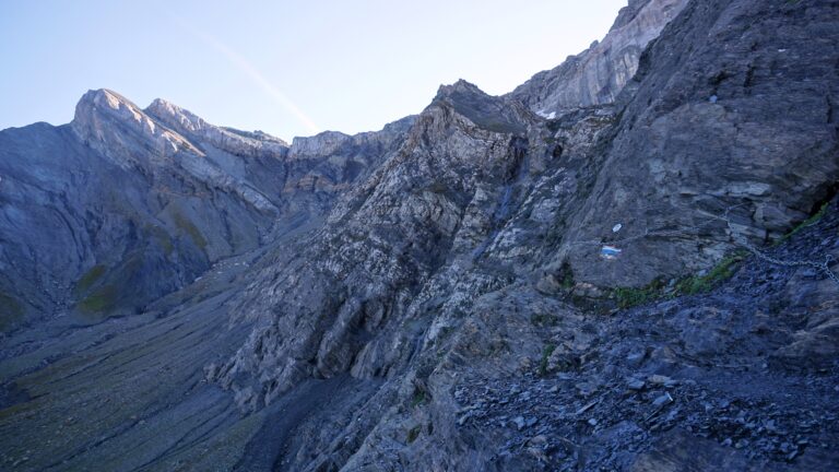 In der Felswand oberhalb der Martinsmadhütte