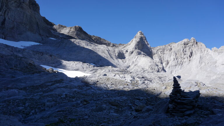 Auf dem Geröllplateau nach der Kletterstufe