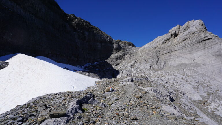 Die Markierungen leiten hoch zur Scharte, durch die man auf das Vorab-Plateau gelangt.