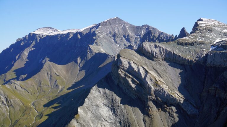 An der Scharte angekommen: Schöner Blick zu Piz Sardona und Piz Segnas