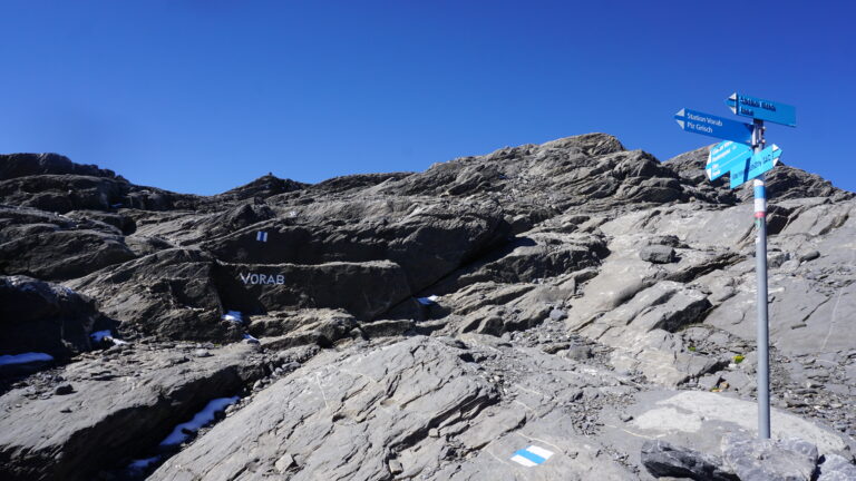 Wegweiser am Ausstieg auf das Vorab-Plateau