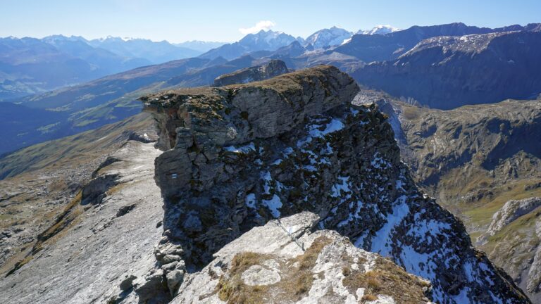 Abkletterstelle an der Crena Martin, dahinter die ausgesetzte Querung durch den Felskopf