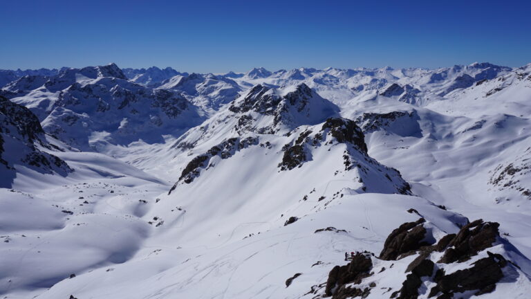 Blick auf das Skidepot, links die Abfahrt