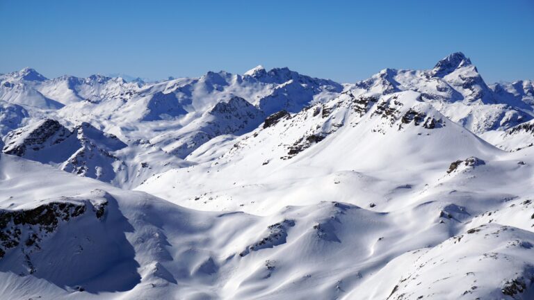 Am Horizont dominiert der Piz Platta