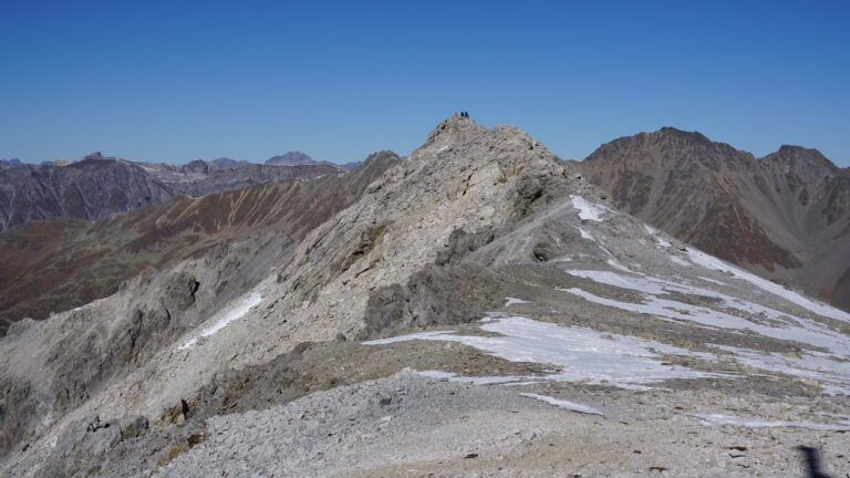 Blick vom Gipfelkreuz zum höchsten Punkt