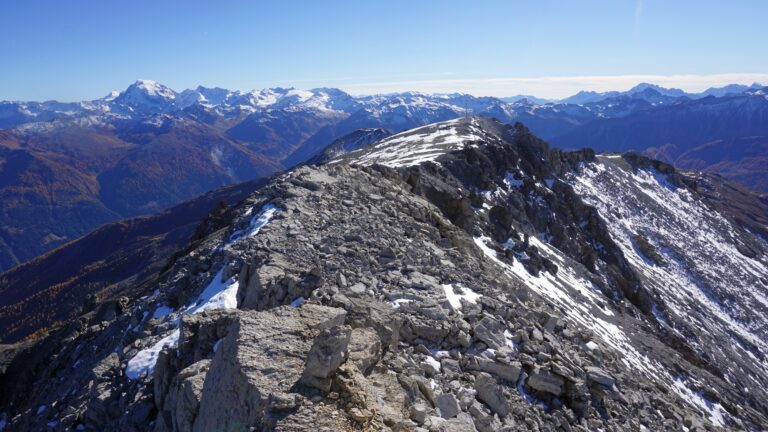 Blick vom Gipfel zum Gipfelkreuz
