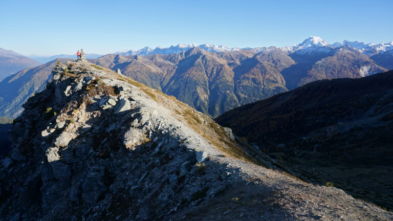 Der grosse Steinmann bei P.2515, rechts schon im Schatten die Stierberghütte