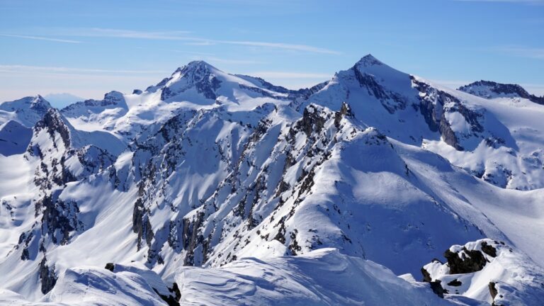 Zoom auf Adula und Güferhorn. Links hinten erkennt man sogar das Monte Rosa Massiv.