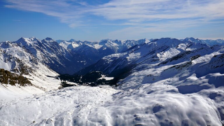 Blick zum San Bernardino. In der Ferne erkennt man sogar die Grigna.