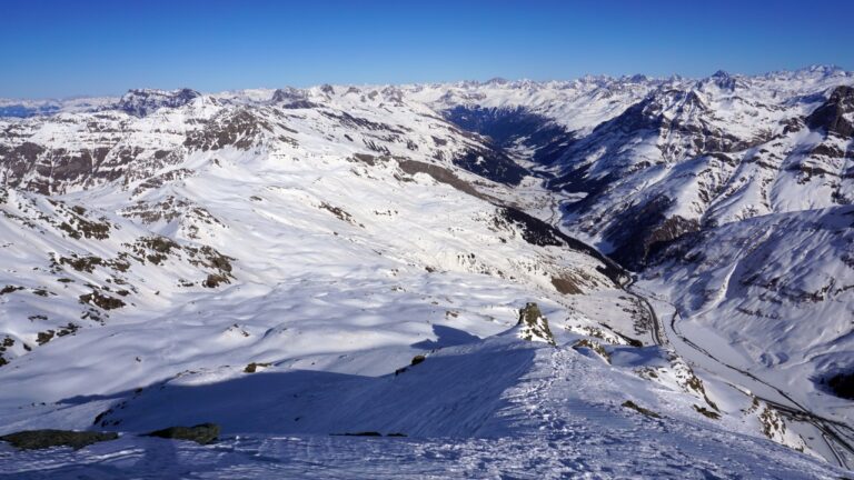 Blick auf den Aufstieg über den Ostgrat und ins Rheintal