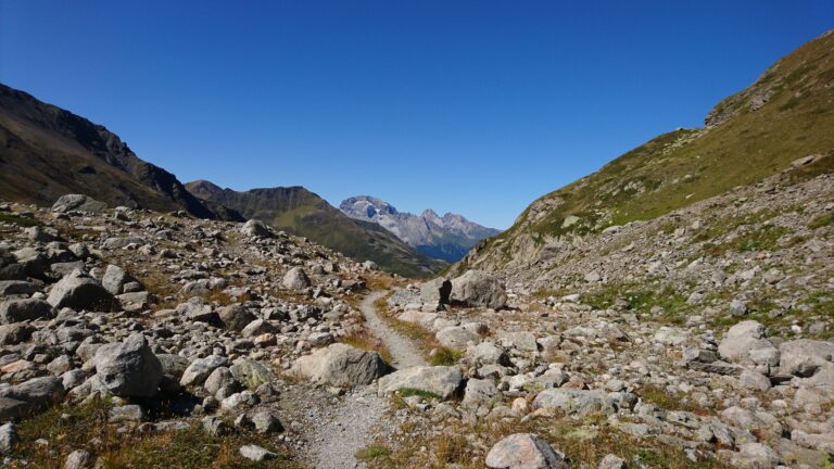 Auf dem Weg von Chants zur Kesch-Hütte: Rückblick ins Val Tuors
