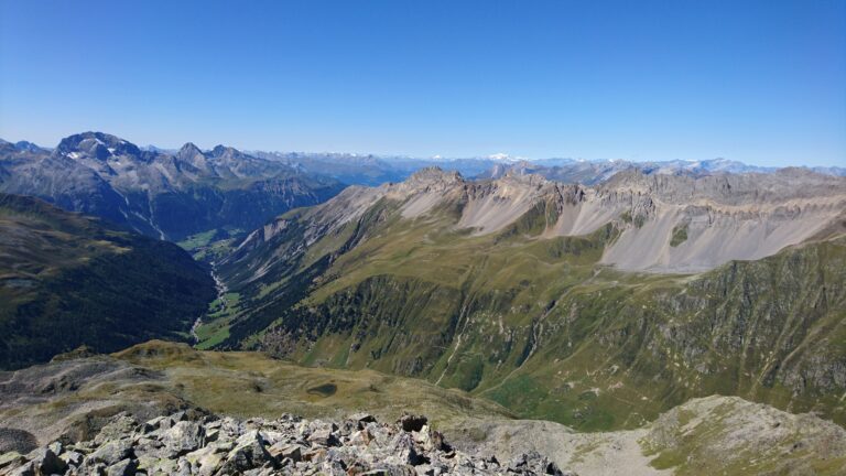 Links Piz Ela und rechts die Schutthänge der Ducankette