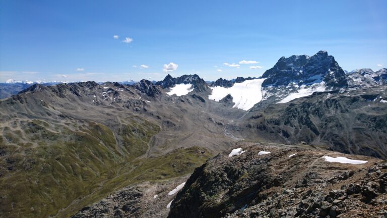 Der Piz Forun bietet eine fantastische Aussicht auf den Piz Kesch.