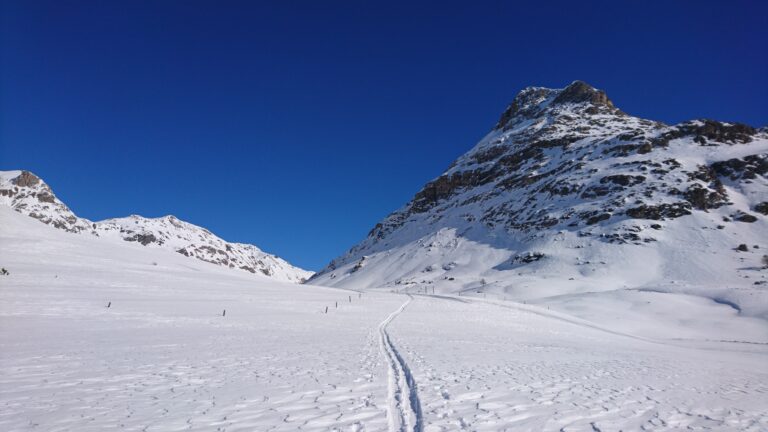 Flacher Aufstieg durchs Val da Fain, rechts der Piz Alv