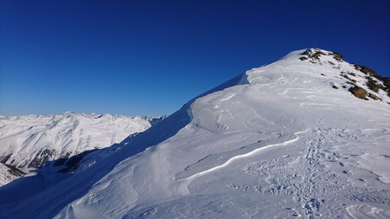 Auf dem kurzen Gipfelgrat