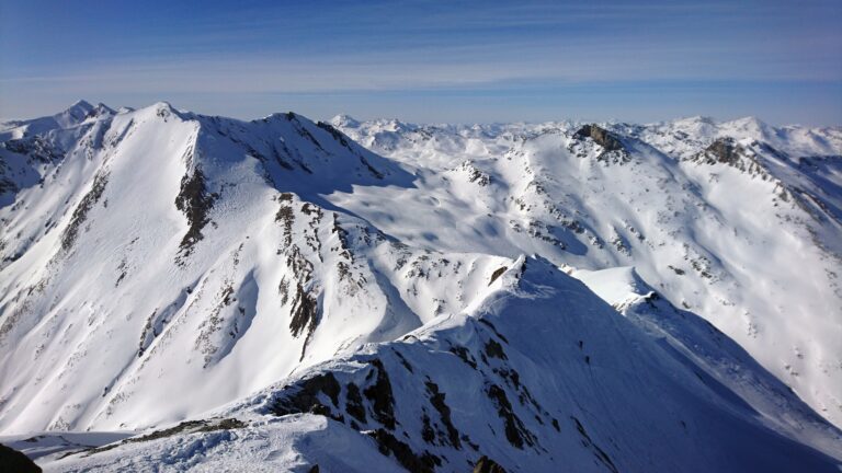 Nordwestgrat vom Gipfel aus gesehen. Rechts im schattigen Hang sieht man zwei Tourengeher im Aufstieg zum Skidepot.