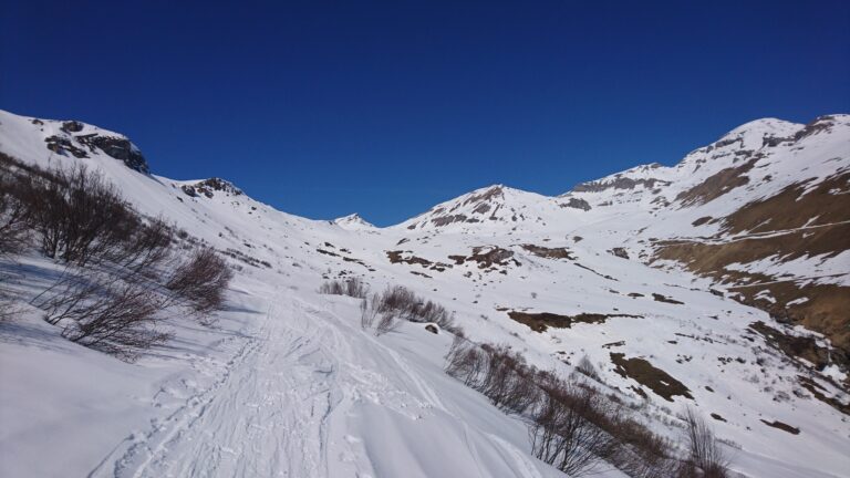 Querung im Südhang des Val da Larisch kurz hinter Dumagns