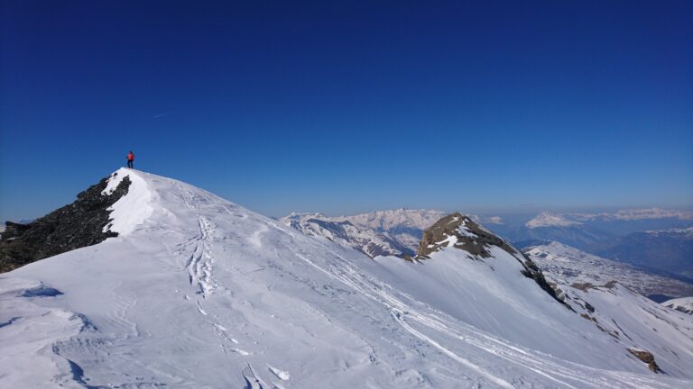 Auf dem Bruschghorn Gipfel. Rechts dahinter der schneefreie Vorgipfel (P.3044), von dem man einen schöneren Blick ins Tal haben soll.
