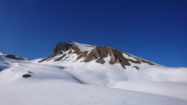 Es empfiehlt sich, möglichst nahe am Piz Tuf zu queren, um sich flache Meter auf der Alp Trumpiv zu sparen.