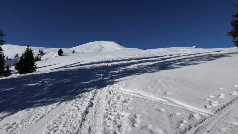Die Gipfelkuppe des Fadeuer kommt in Sicht