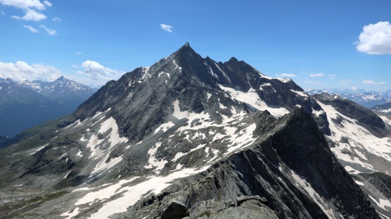 Blick zum beeindruckenden Nachbarn Pointe de l'Échelle