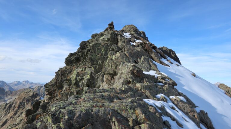 Vorgipfel mit grossem Steinturm
