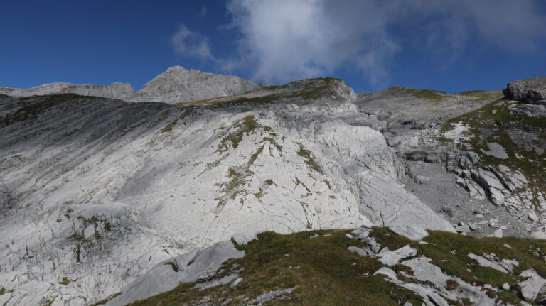 Kalkplatte unter der Schäfer Hütte. Die "optimale Route" ist mit weissen Strichen markiert.