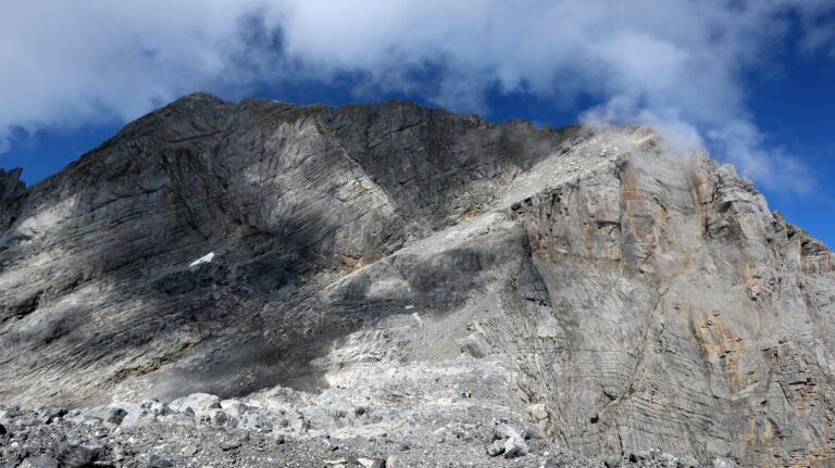 Blick auf die Geröllrampe, über die man zum Grat aufsteigt.