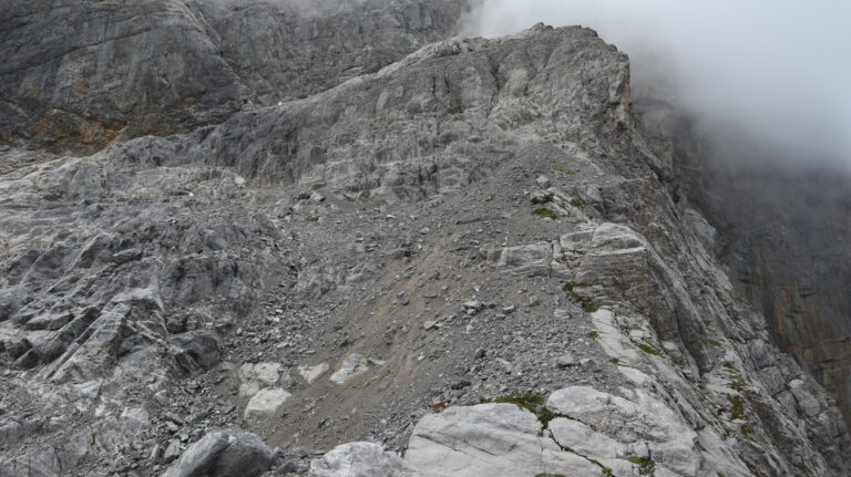 Beginn der Schwierigkeiten: Als erstes muss dieses steile, harte Sandfeld gequert werden. Früher war hier Gletscher.