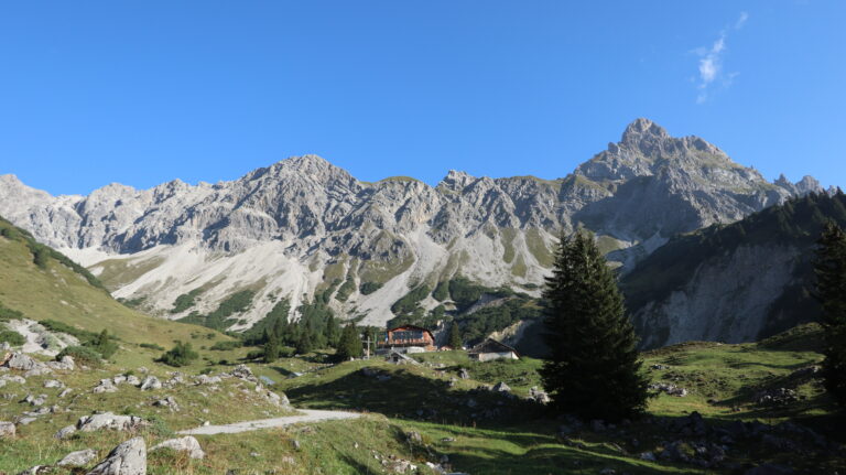 Heinrich-Hueter-Hütte unterhalb der Zimba