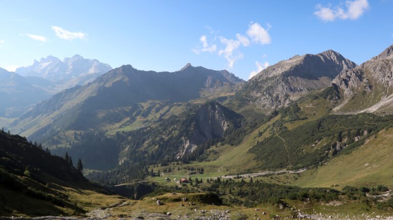 Blick auf die Heinrich-Huter-Hütte beim Aufstieg zum Zimbajoch