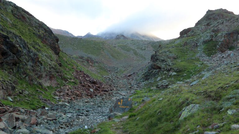 Abzweig zum Col Ross beim Lac de l'Echo - markiert, aber weglos