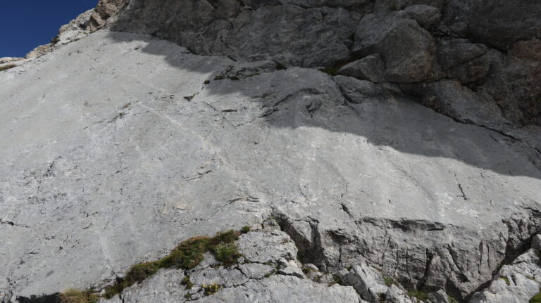 Sohmplatte, 3b. In der Mitte steckt ein alter Schlaghaken. Weitere Haken finden sich erst wieder links über der Platte.