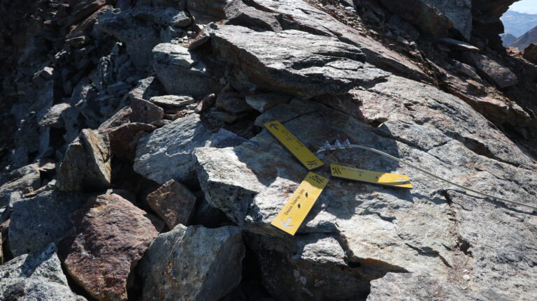 Am Abzweig zum alten Klettersteig auf dem Mont Ross de Comboé