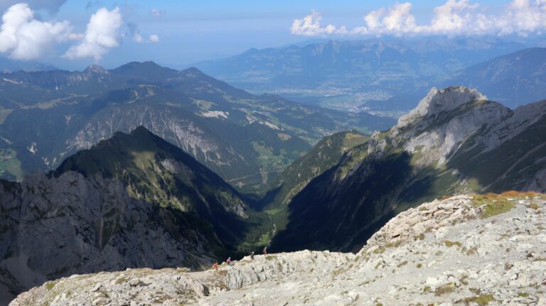 Ausblick Richtung Sarotlatal. Die 4er Seilschaft befindet sich auf dem Weg zum Nordostgrat.