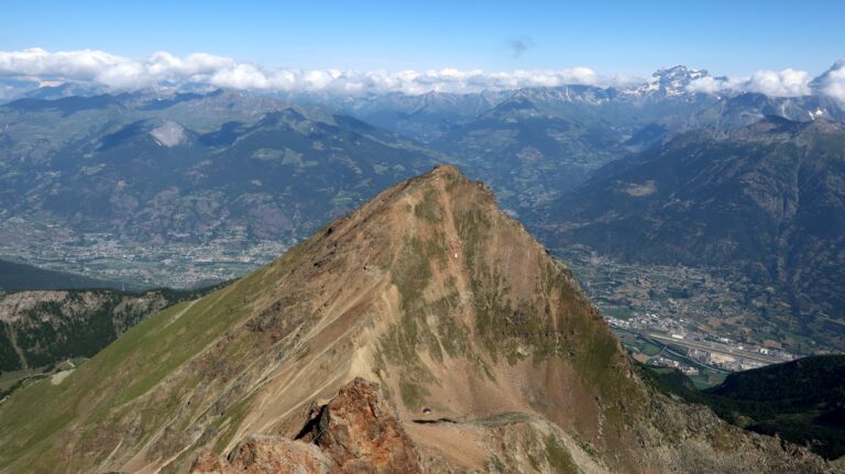 Blick vom Mont Ross zur Hängebrücke am Klettersteig vom Bivacco Federigo Zullo