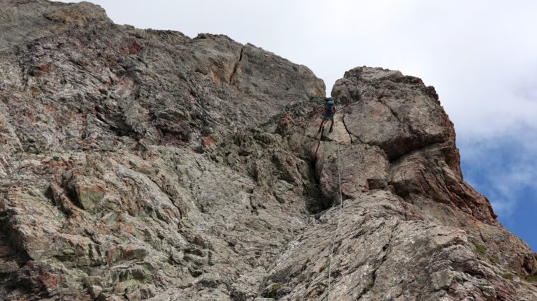 2. Abseilstelle vom roten Turm (Stand mit Stahlseilschlinge). Hoch klettert man durch die Verschneidung in der Bildmitte und wechselt dann beim Haken nach links auf die darüber liegende Rampe.