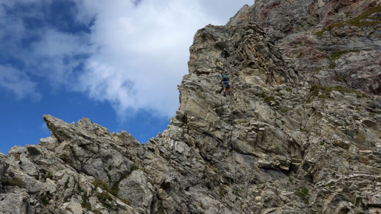 3. Abseilstelle. Hoch klettert man diesen Turm genau an der Kante.