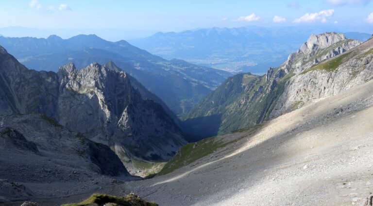 Blick vom Zimbajoch auf den bevorstehenden Abstieg ins Geröll