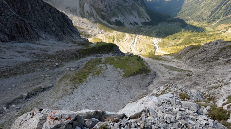 Tiefblick auf den langen Serpentinenweg