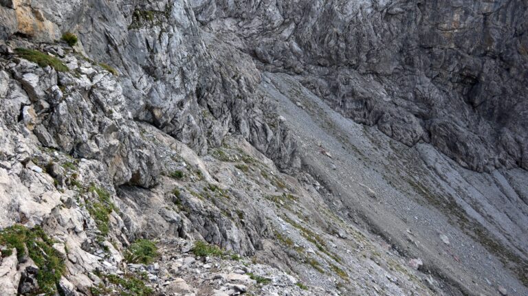 Auch der Abstieg zur Sarotlahütte hält noch ein paar spannende Stellen bereit.