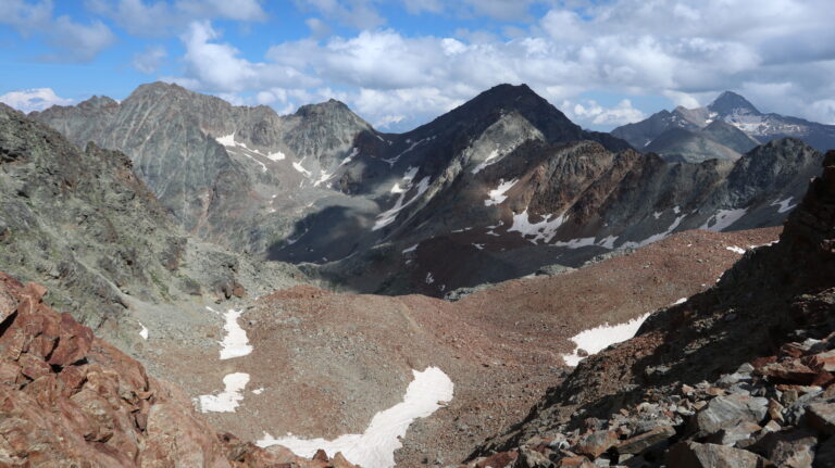 Blick vom Col d'Arbolle in das Geröllfeld, in das man absteigen muss.