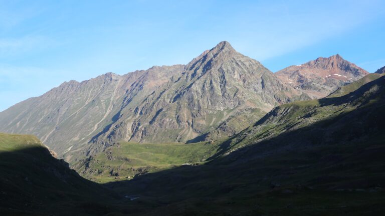 Rückblick durch das morgendliche Vallone del Grauson, das Rifugio Grauson liegt schon im Licht.