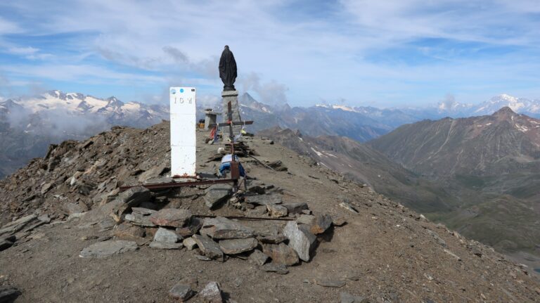 Gipfelmadonna zwischen Gran Paradiso und Mont Blanc
